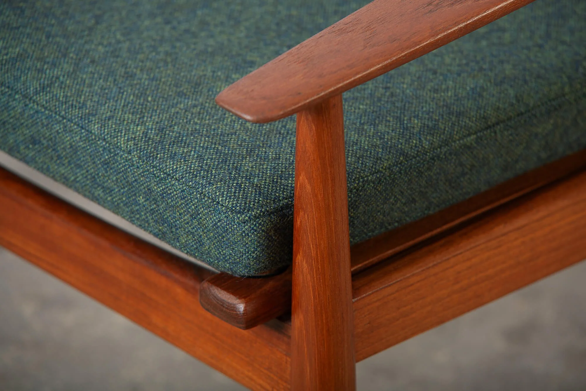 Paire de fauteuils lounge en teck