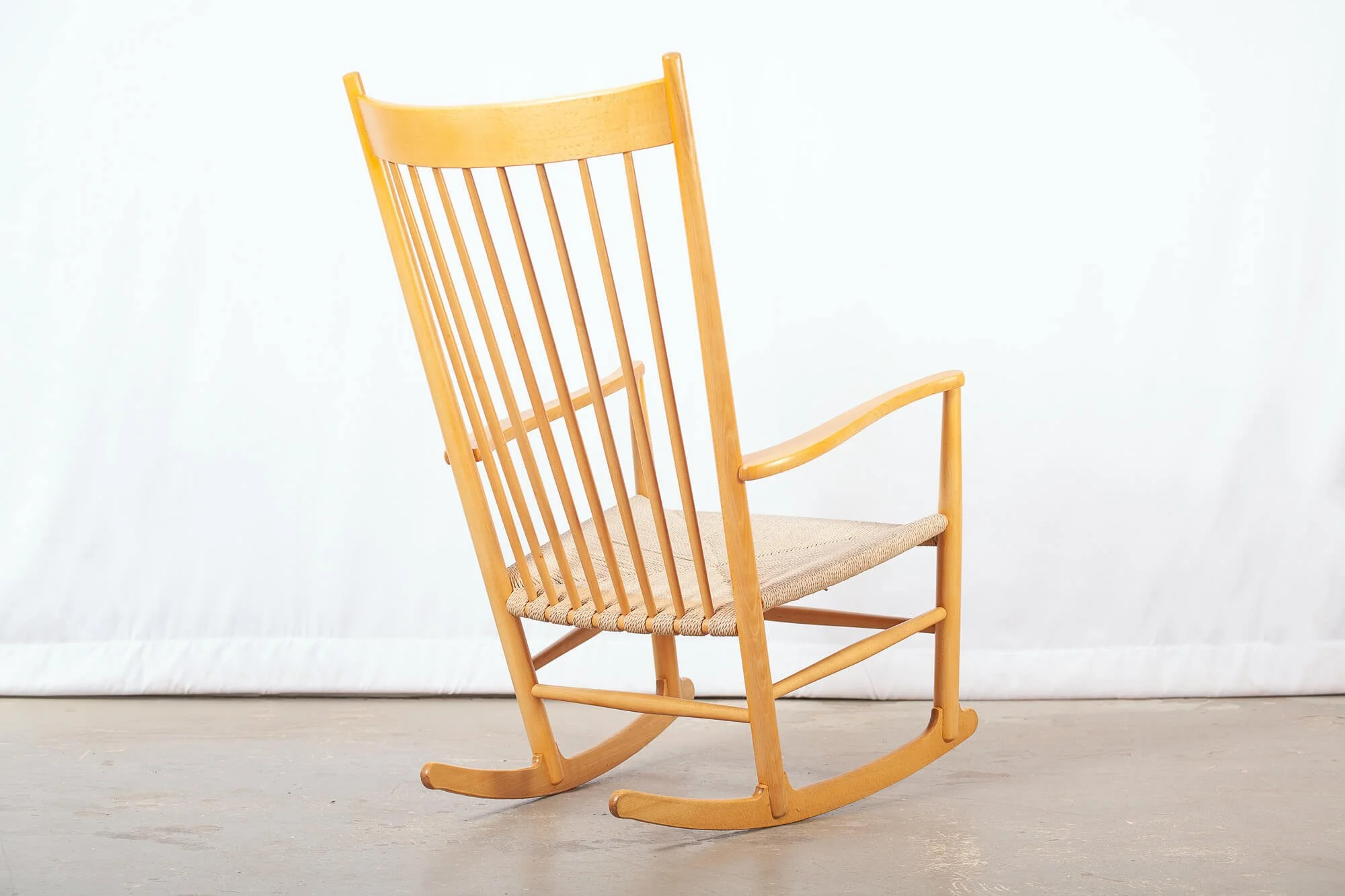chaise_bercante_hans_wegner_fdb_mobler_back.jpg