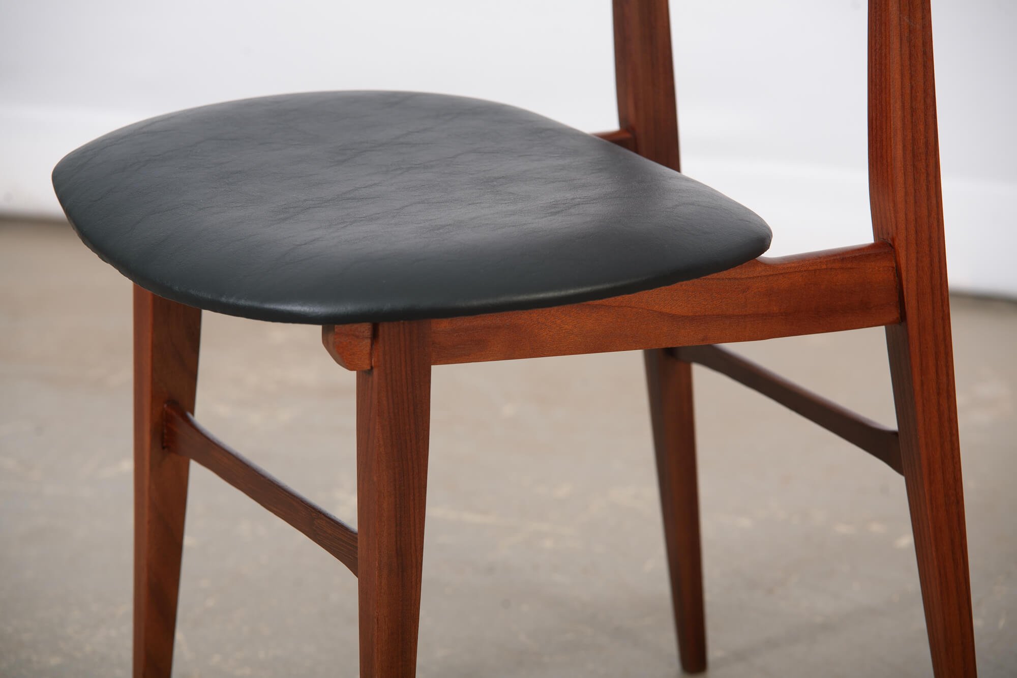 chaises_salle_manger_teck_punch_design_detail2.jpg