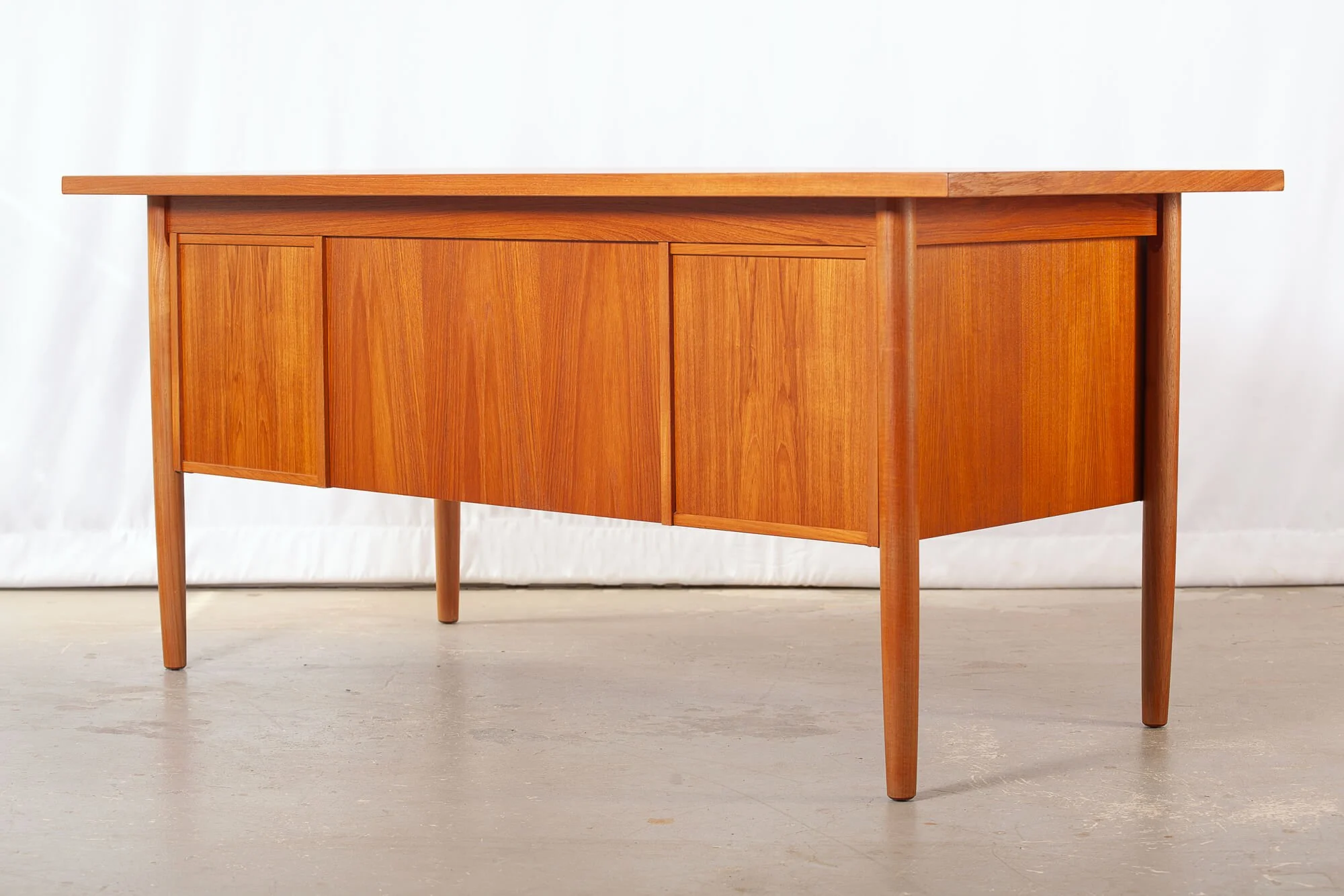 bureau_teck_ejsing_tibergaard_back.jpg