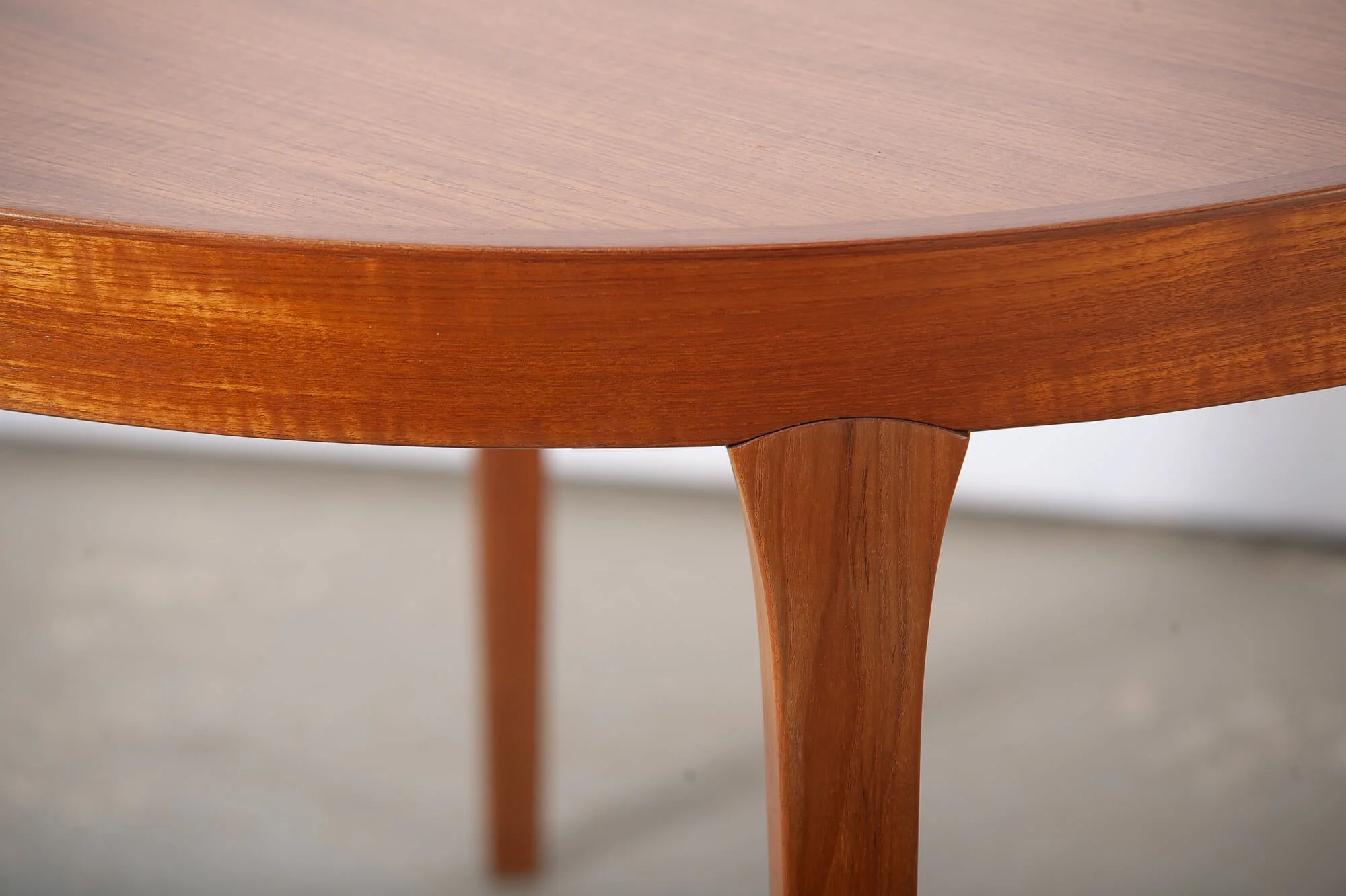 table_salle_manger_teck_danemark_ronde45_detail1.jpg