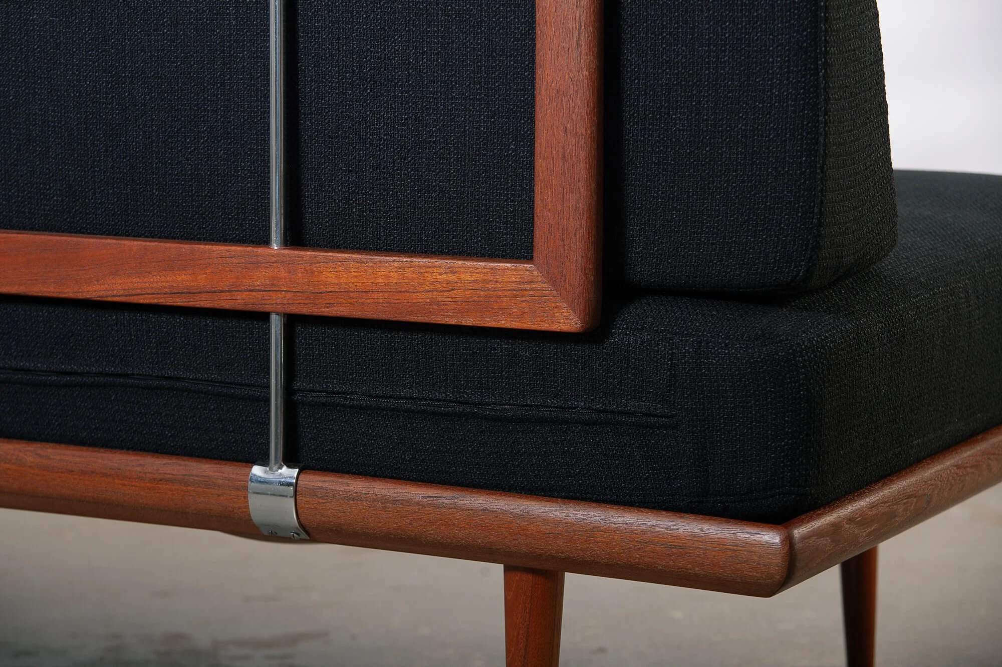 daybed_teck_peter_hvidt_france_sons_detail1.jpg