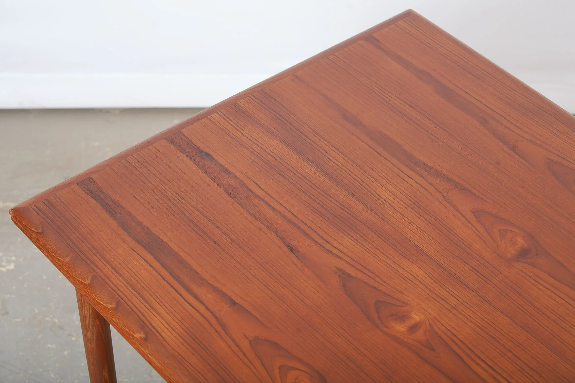 table_salle_manger_teck_h_sigh_son_detail1.jpg