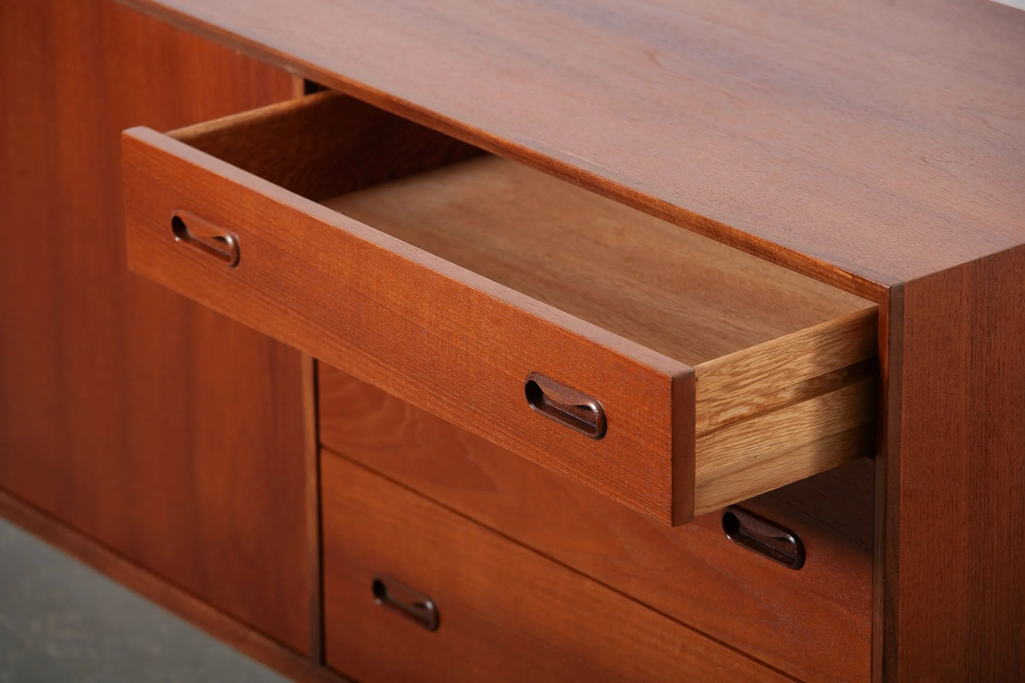 buffet_teck_punch_design_detail1.jpg