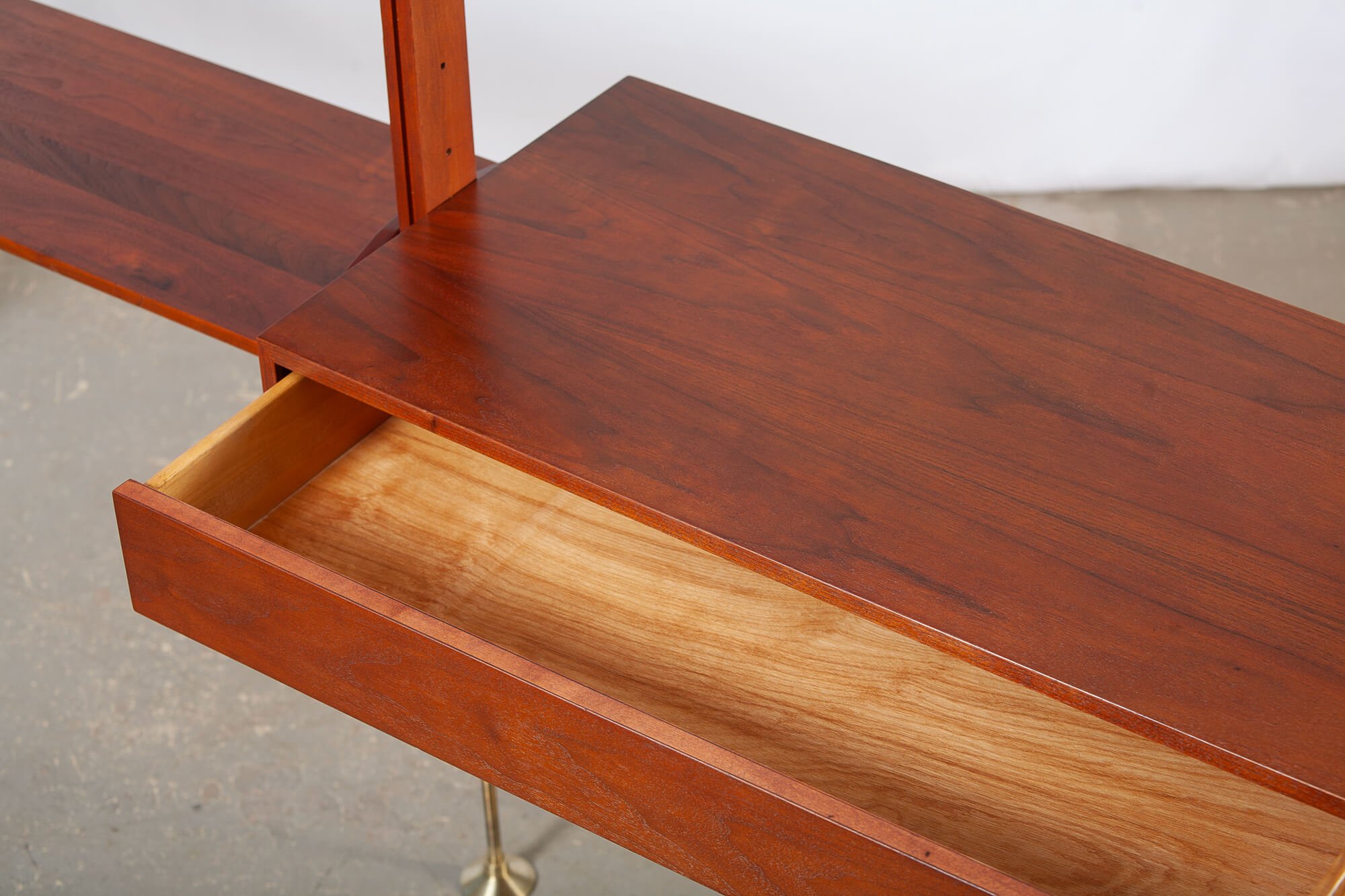 etagere_modulable_plancher_plafond_noyer_2sect_detail2.jpg