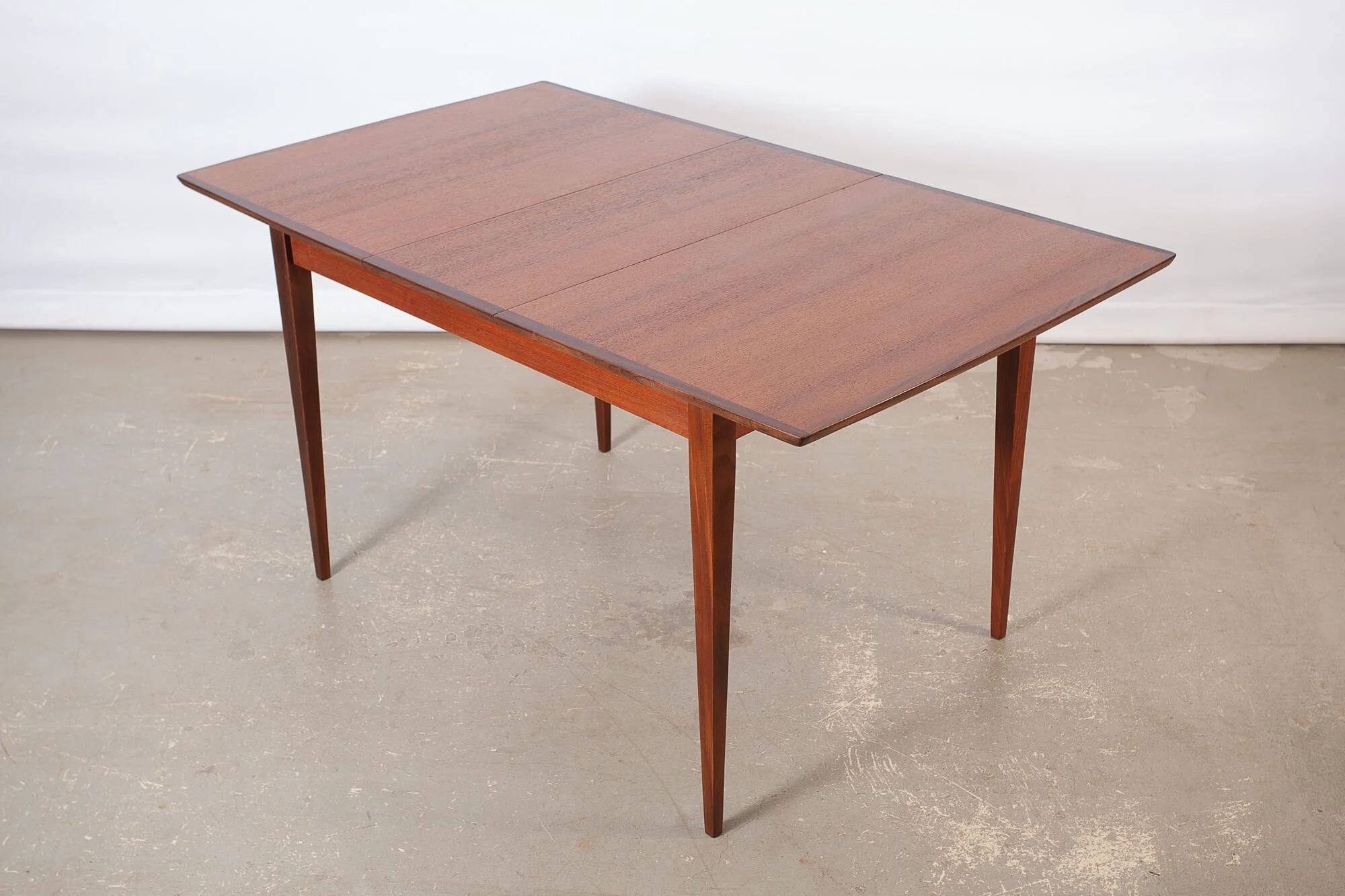 table_salle_manger_teck_punch_design.jpg