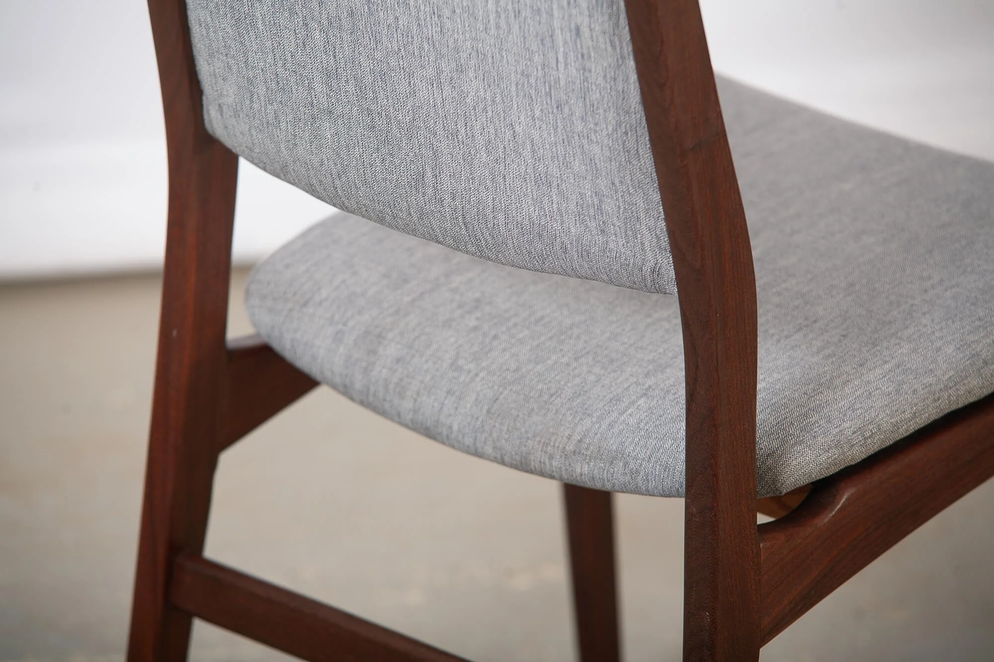 chaises_salle_manger_teck_RS_grises_detail2.jpg