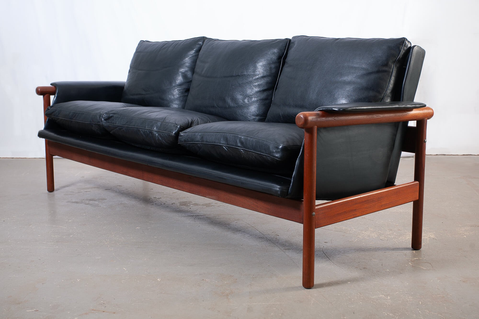sofa_3places_illum_wikkelso_teck.jpg