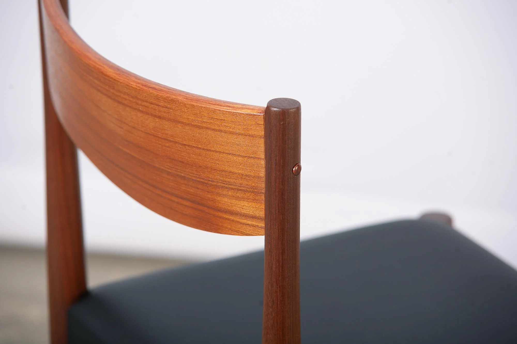 chaises_salle_manger_teck_frem_rojle_noir_detail1.jpg