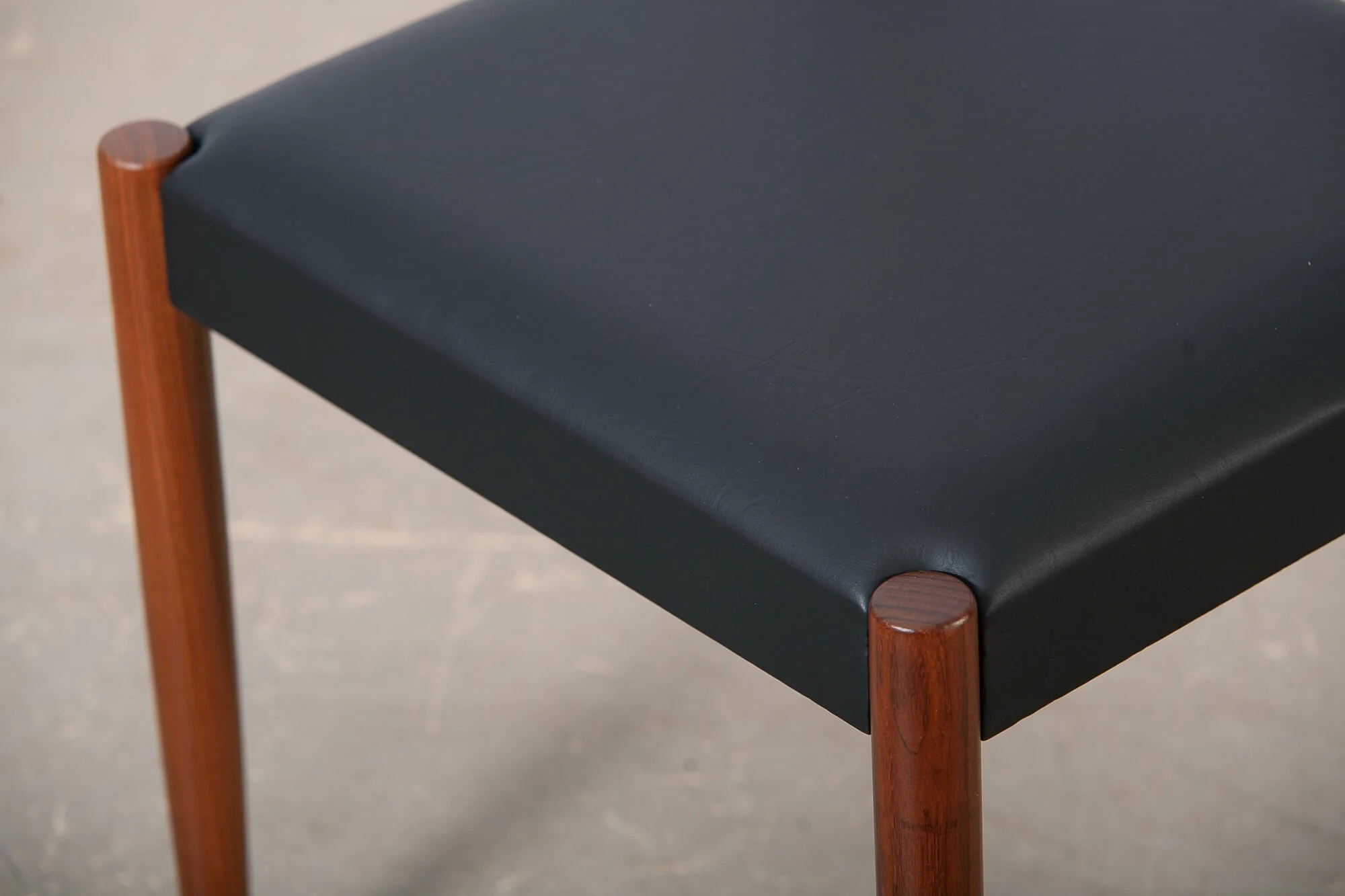 chaises_salle_manger_teck_frem_rojle_noir_detail2.jpg