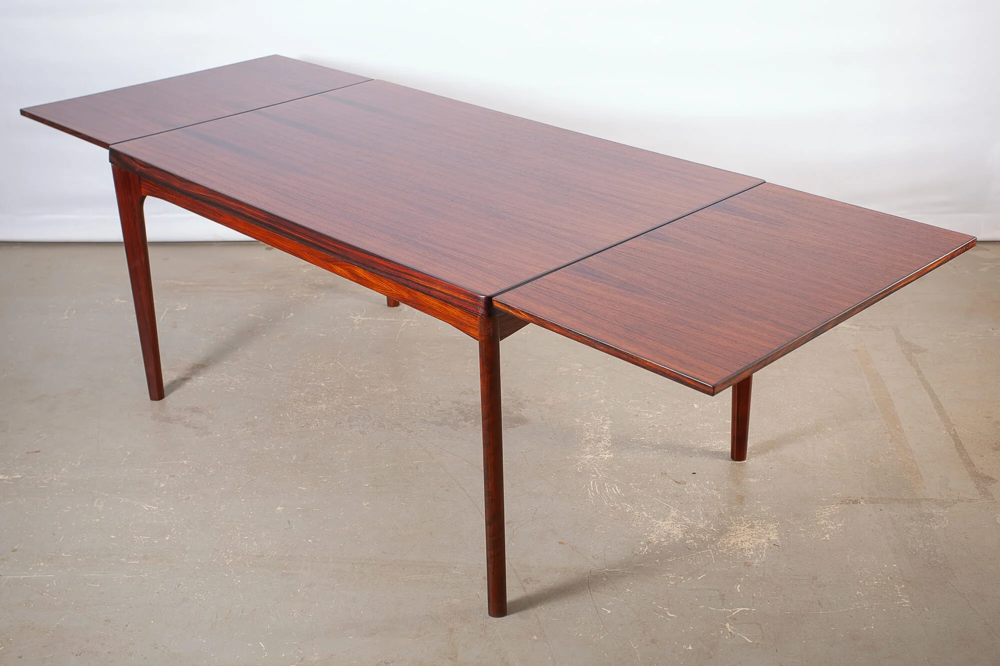table_salle_manger_vejle_rosewood_moyenne_ext.jpg