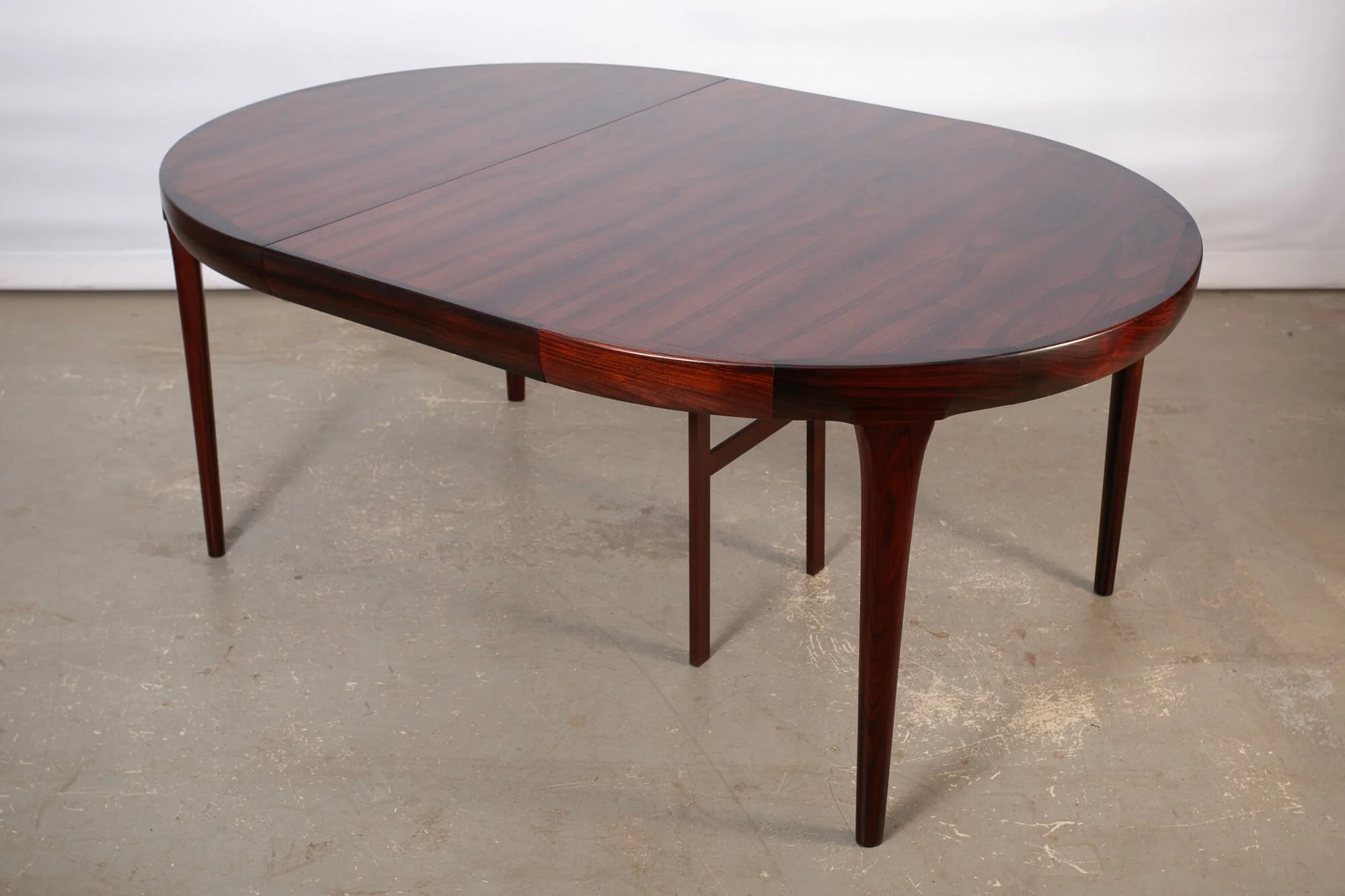 table_salle_manger_rosewood_ibkofodlarsen_faarup_1ext.jpg
