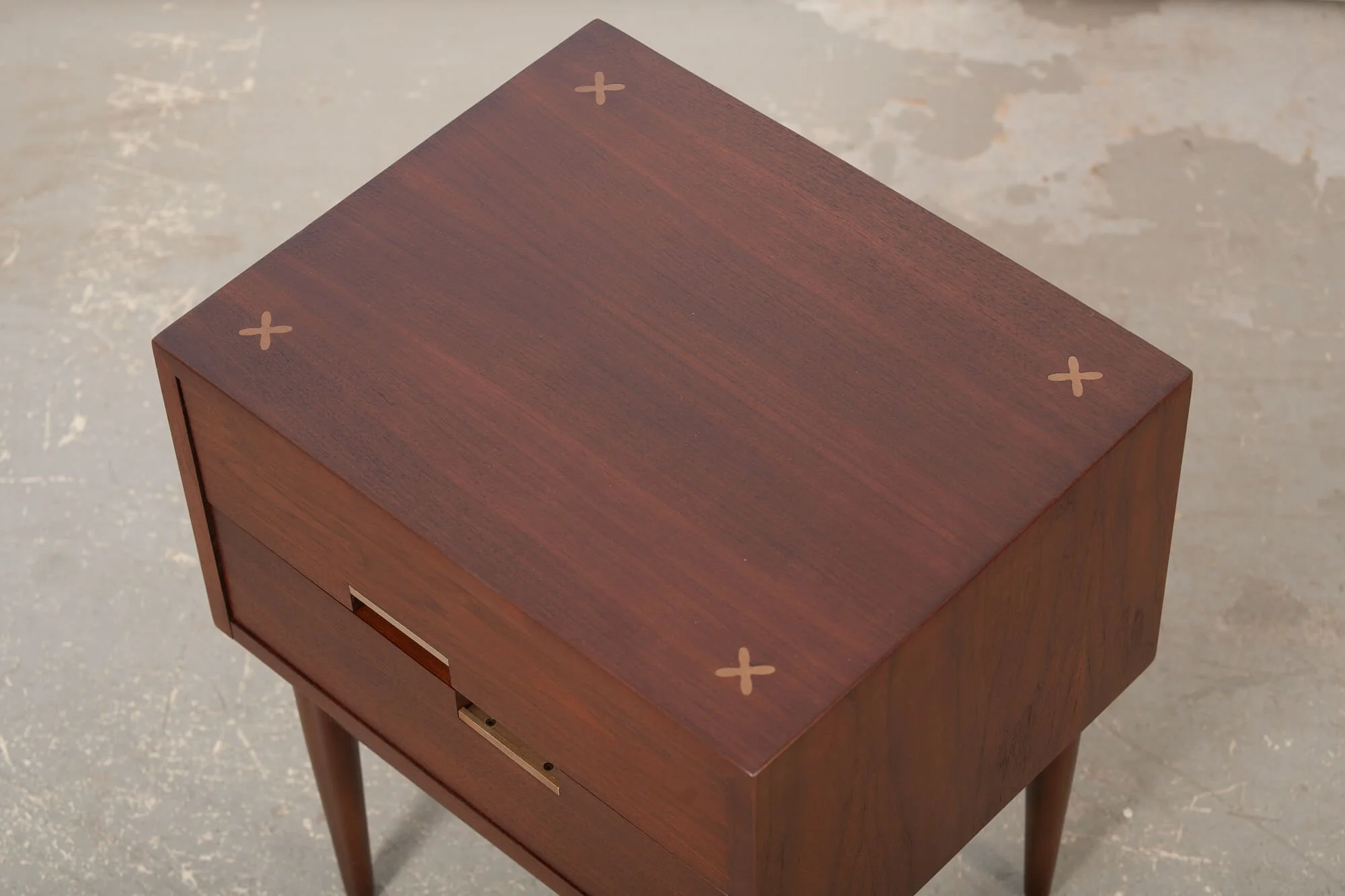 tables_chevet_noyer_americanmartinsville_detail2.jpg