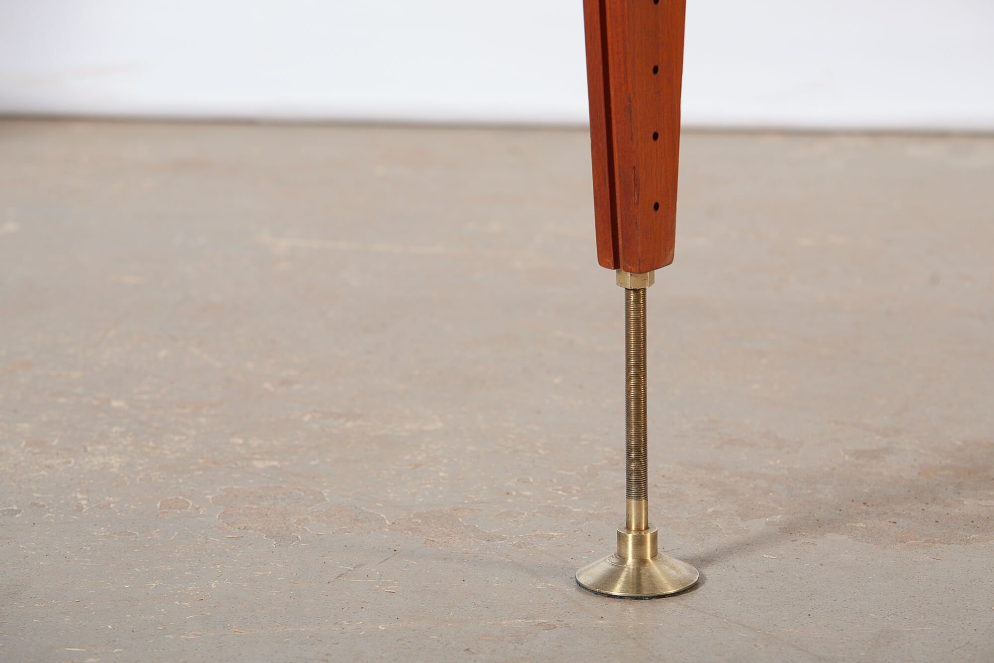 etagere_modulable_plancher_plafond_noyer_2sect_detail4.jpg