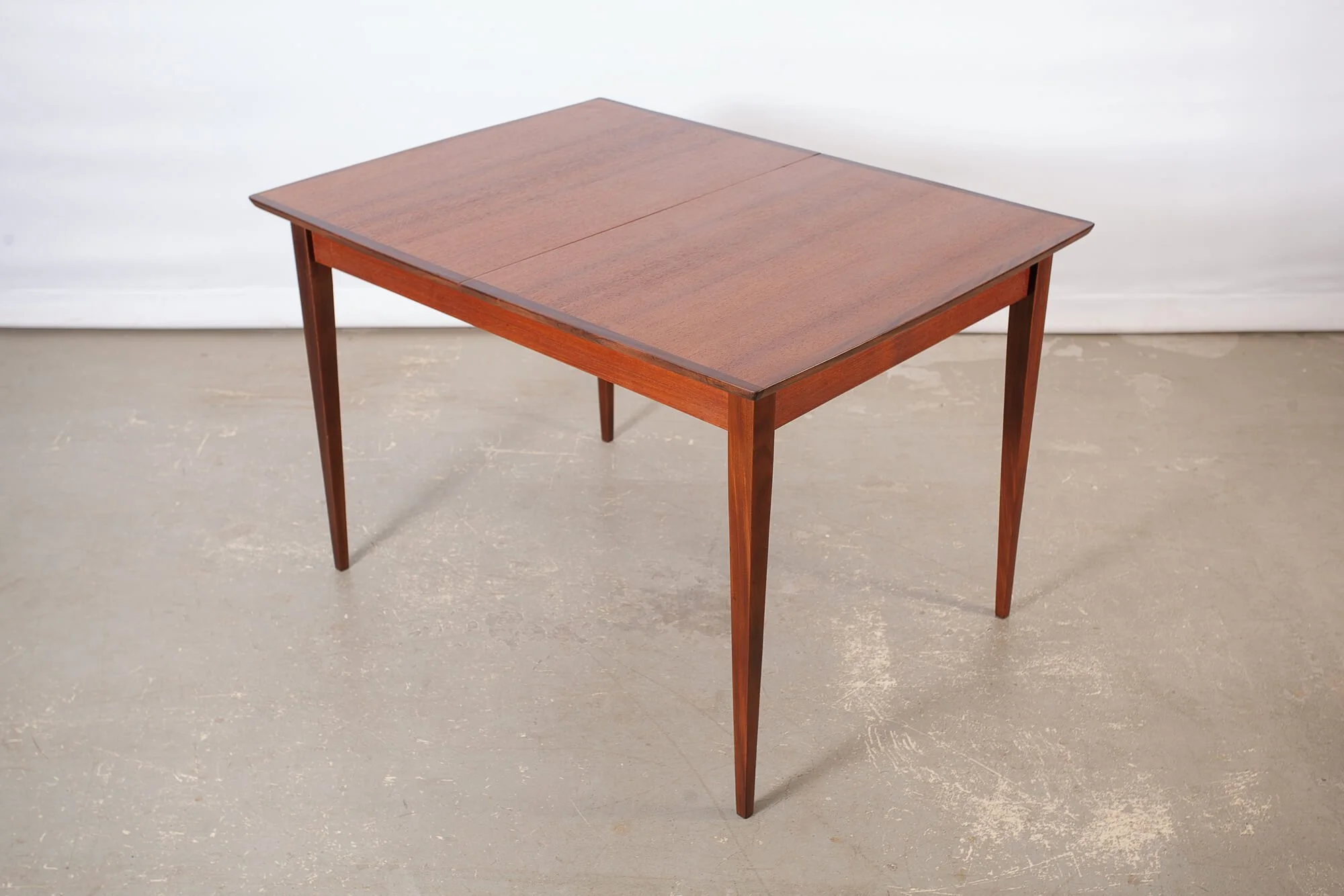 table_salle_manger_teck_punch_design_pasext.jpg
