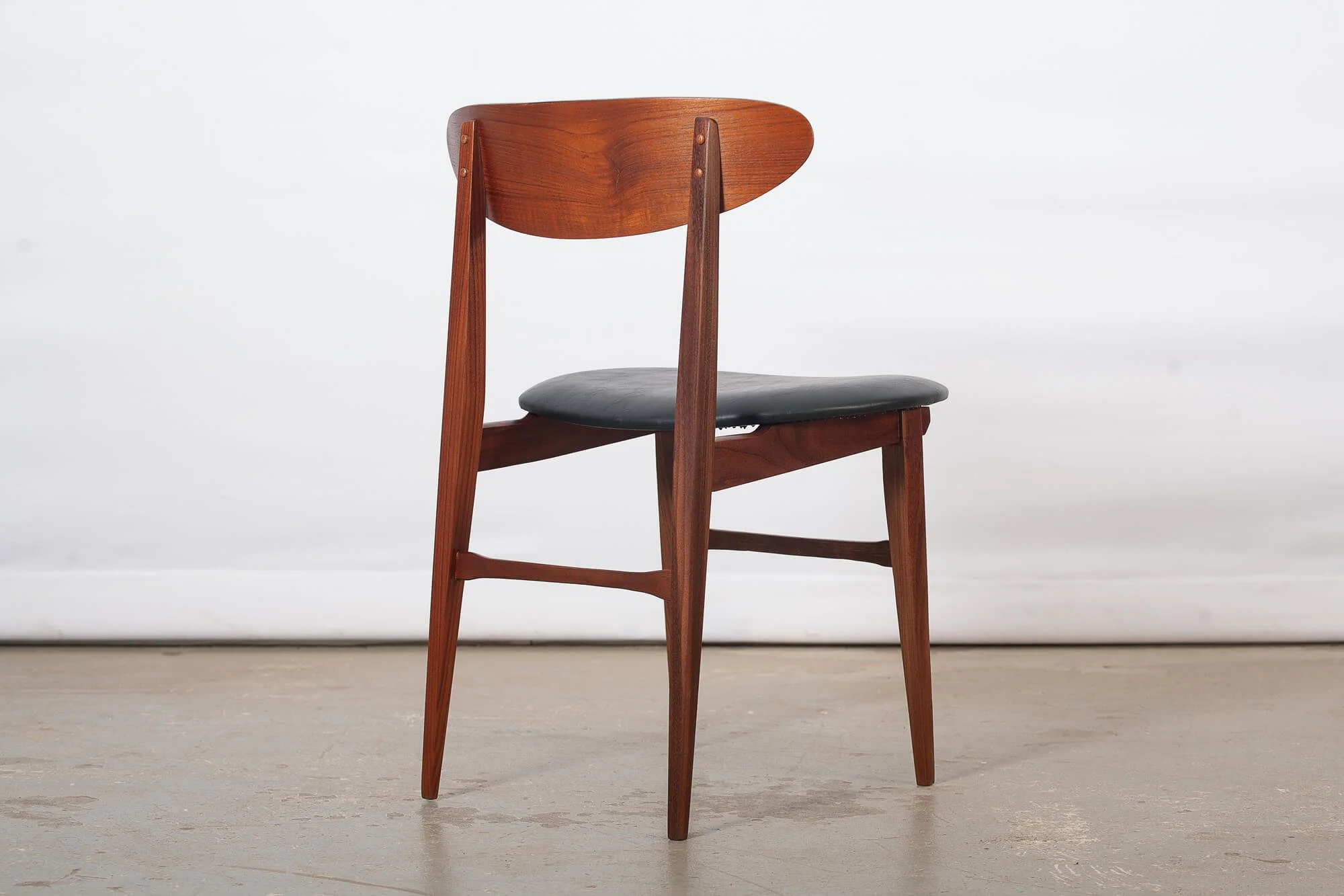 chaises_salle_manger_teck_punch_design_back.jpg