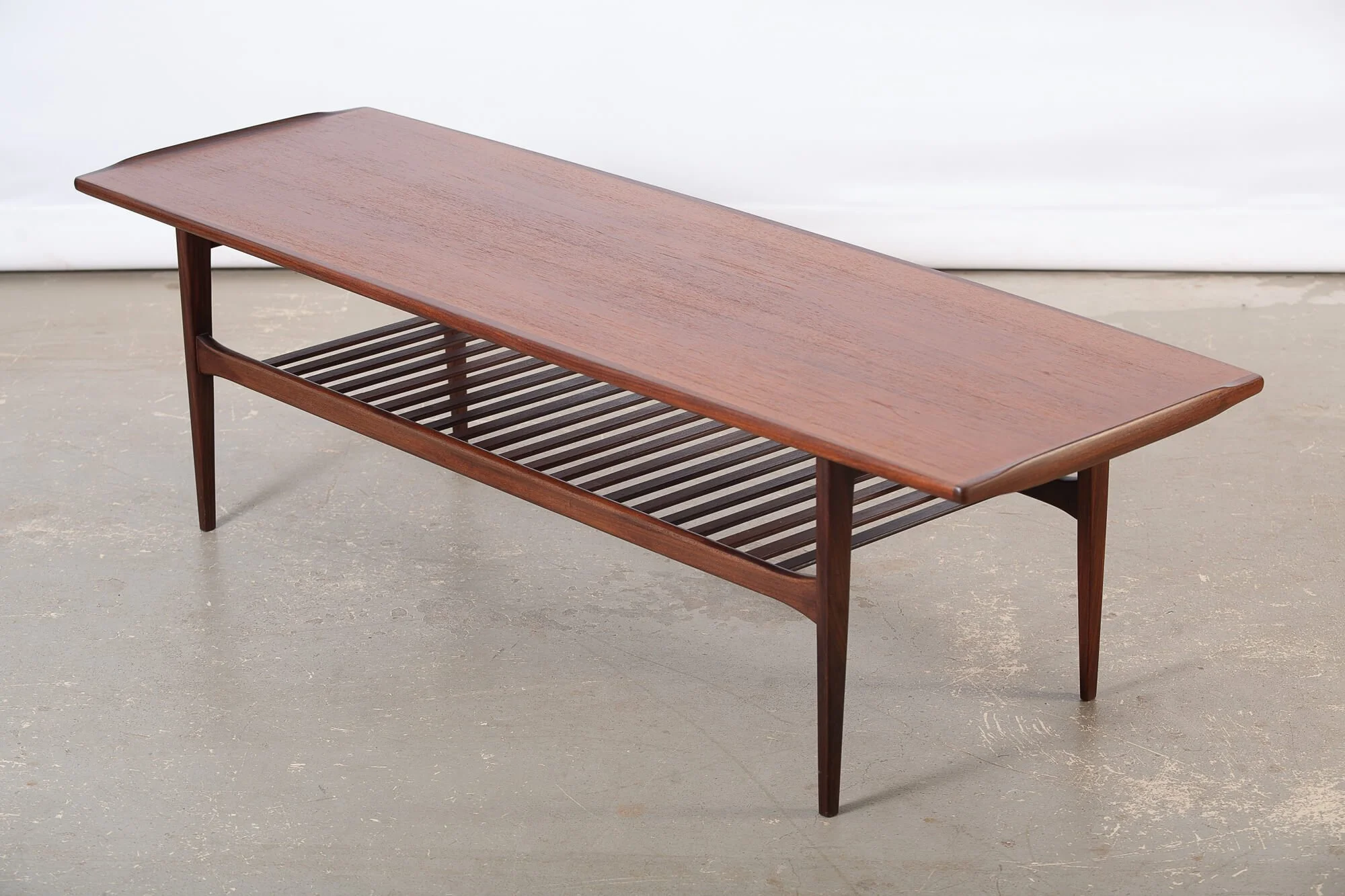 table_cafe_teck_punch_design.jpg