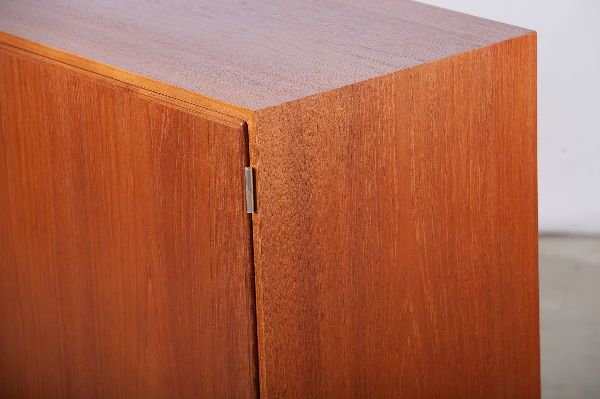 buffet_hundevad_teck_54pouces_detail3.jpg