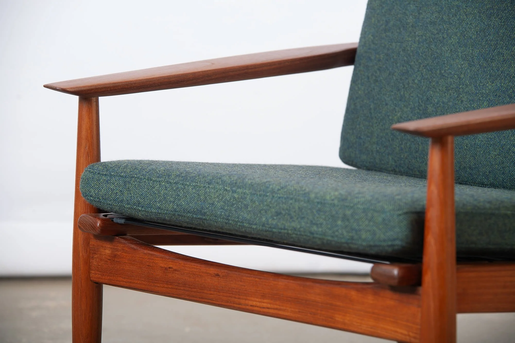 Paire de fauteuils lounge en teck
