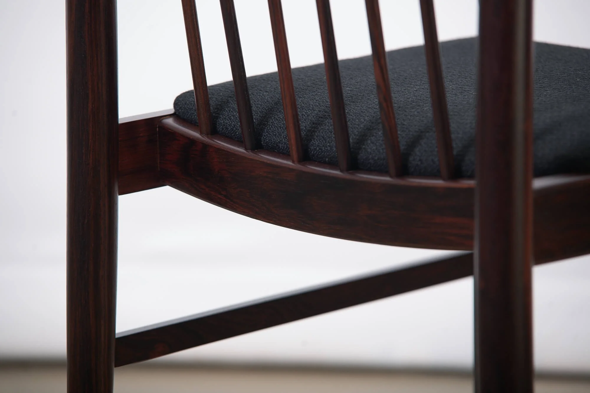 chaises_salle_manger_rosewood_helge_sibast_detail1.jpg