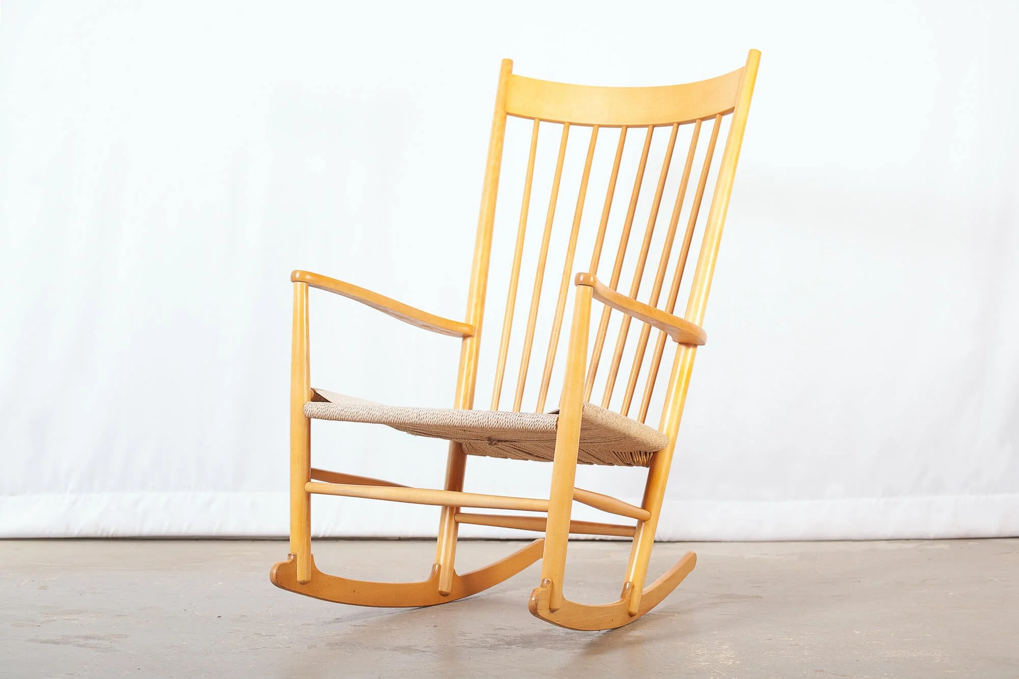 chaise_bercante_hans_wegner_fdb_mobler.jpg