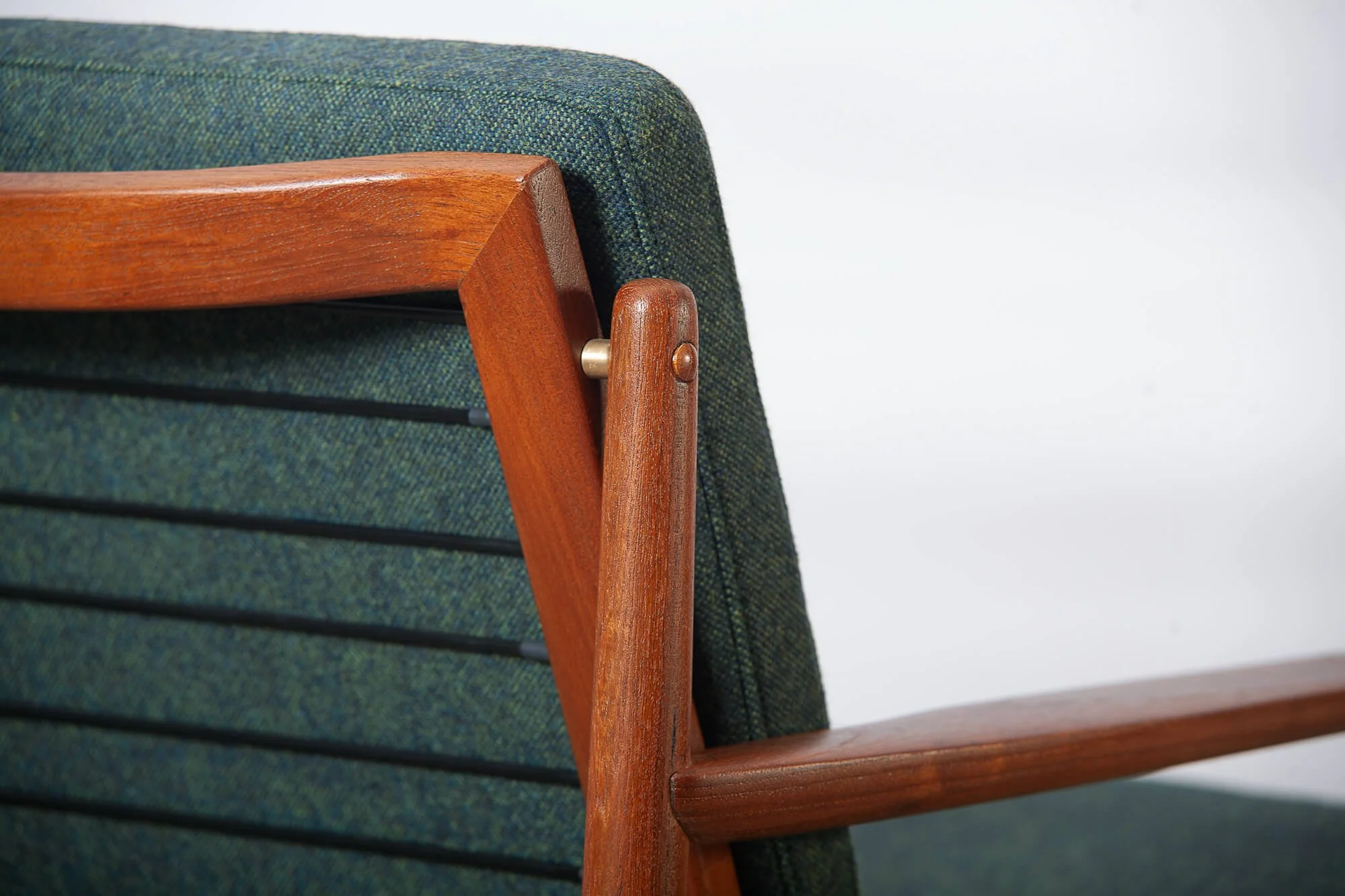 Paire de fauteuils lounge en teck
