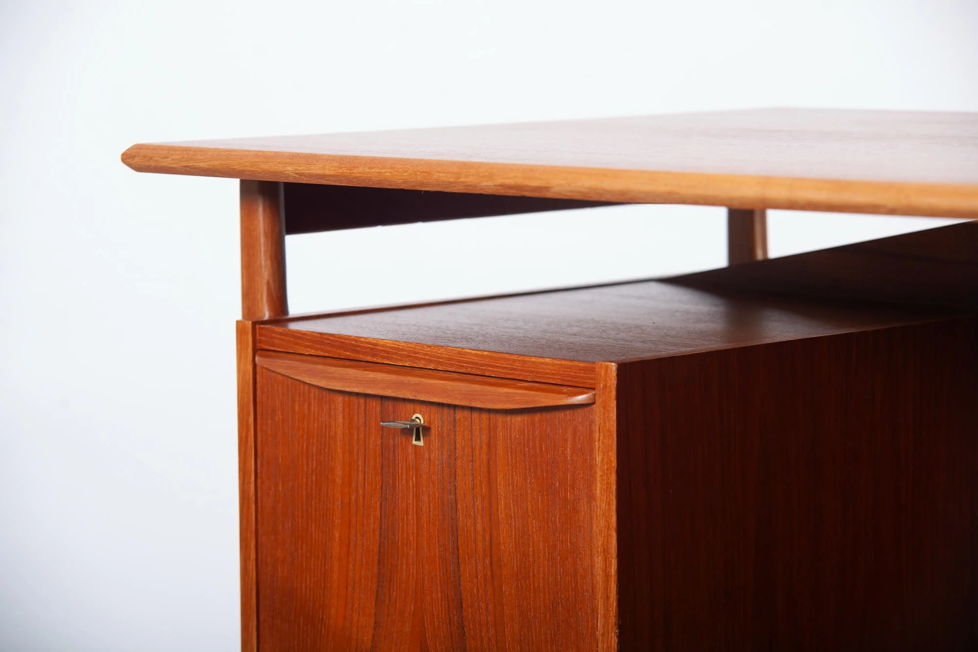 bureau_travail_teck_tibergaard_detail1.jpg
