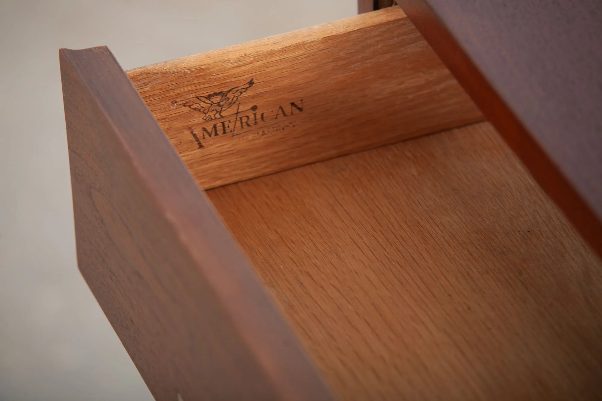 tables_chevet_noyer_americanmartinsville_detail1.jpg