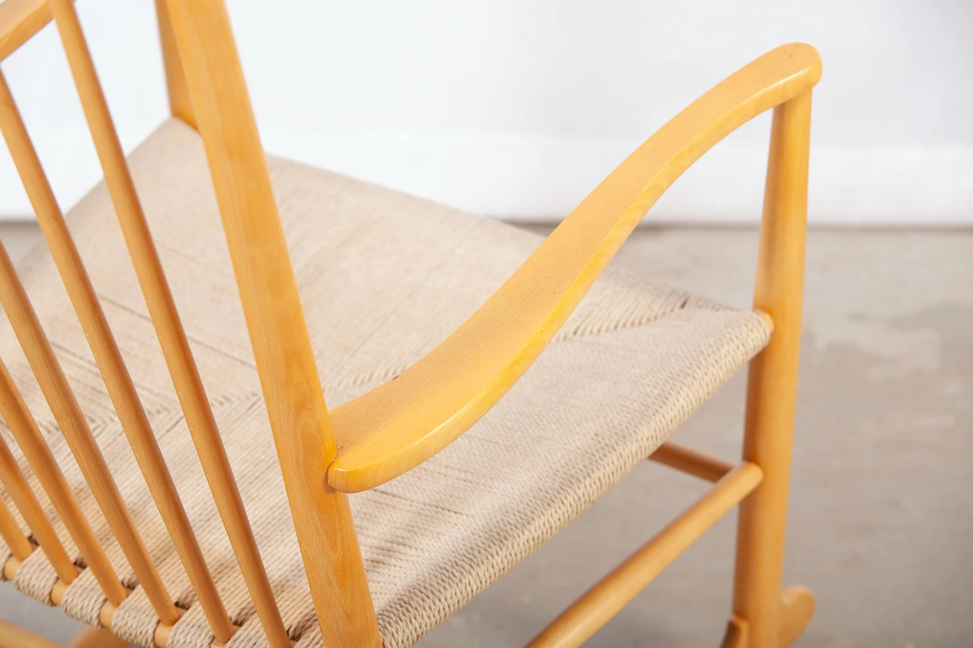 chaise_bercante_hans_wegner_fdb_mobler_detail2.jpg