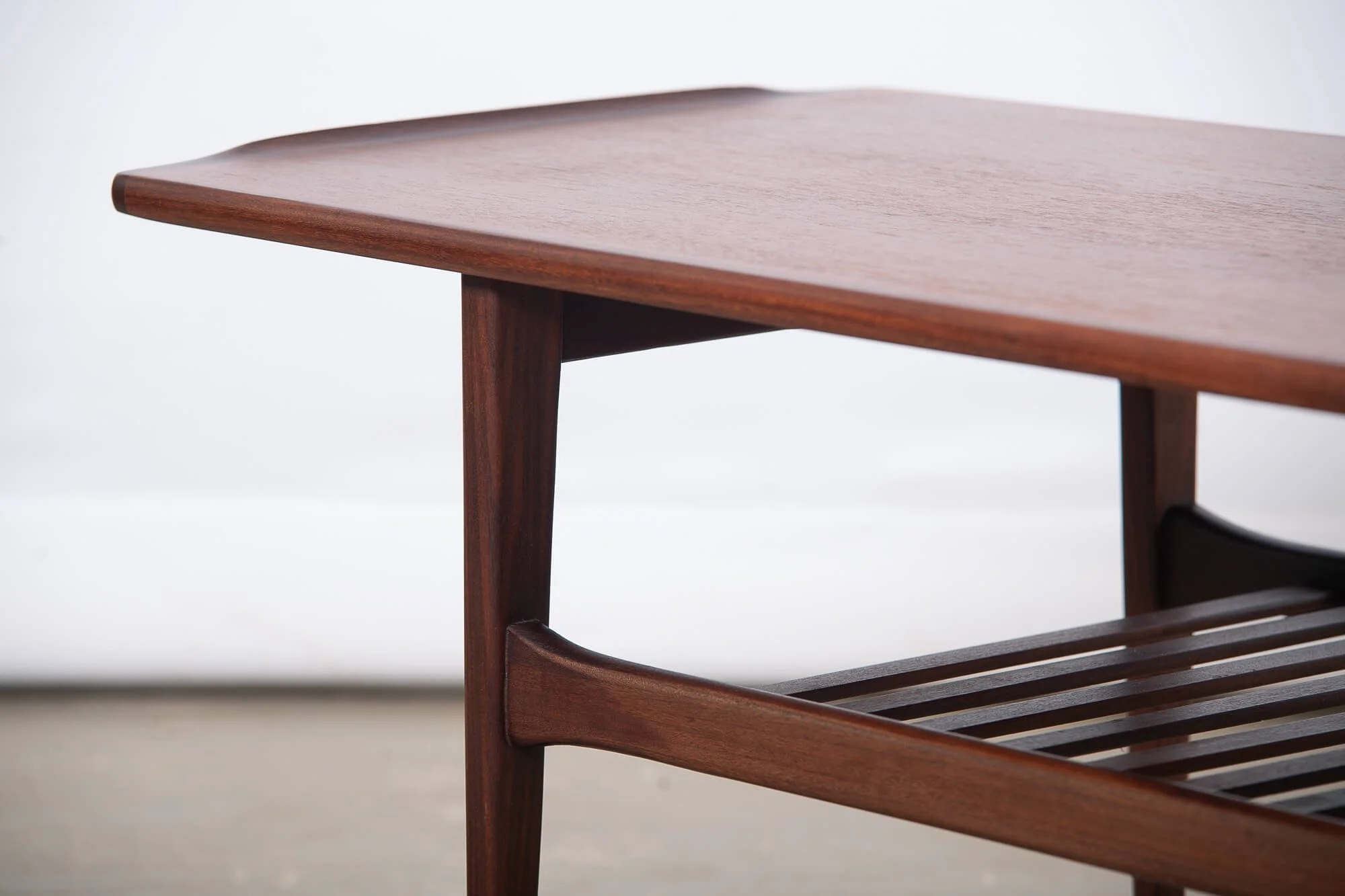 table_cafe_teck_punch_design_detail1.jpg