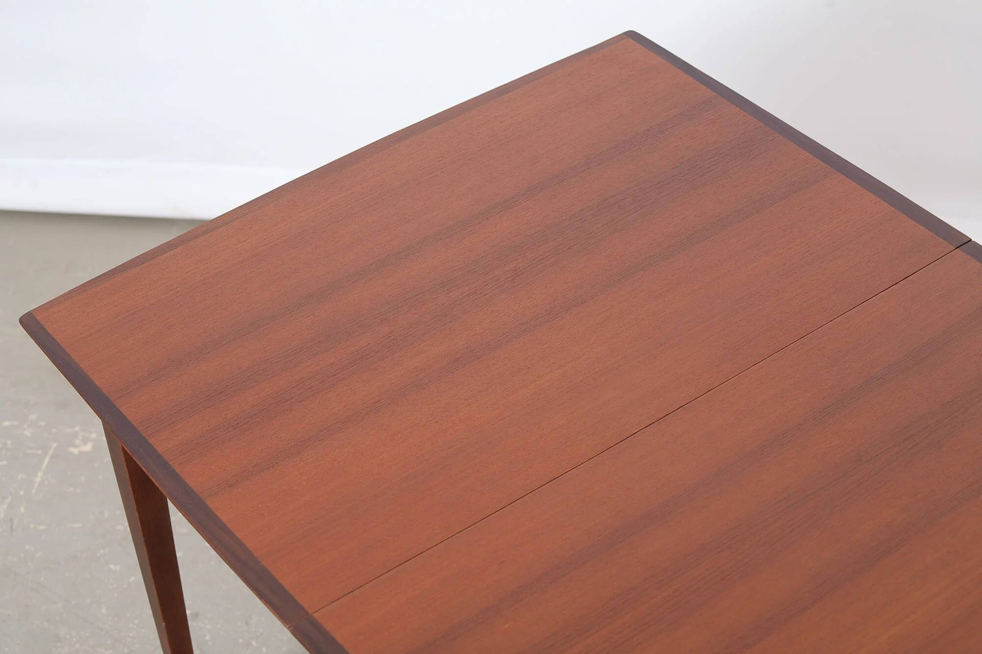 table_salle_manger_teck_punch_design_detail2.jpg