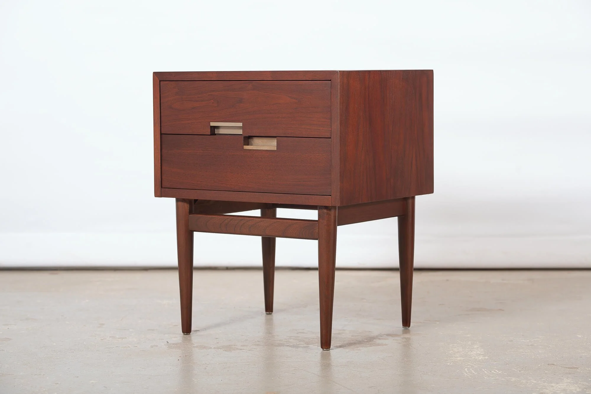 Paire de tables de chevet en noyer