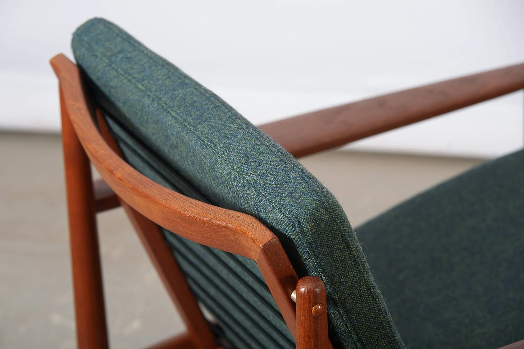 Paire de fauteuils lounge en teck