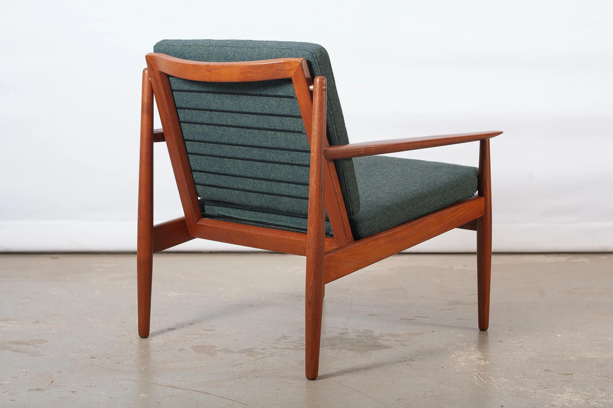 Paire de fauteuils lounge en teck