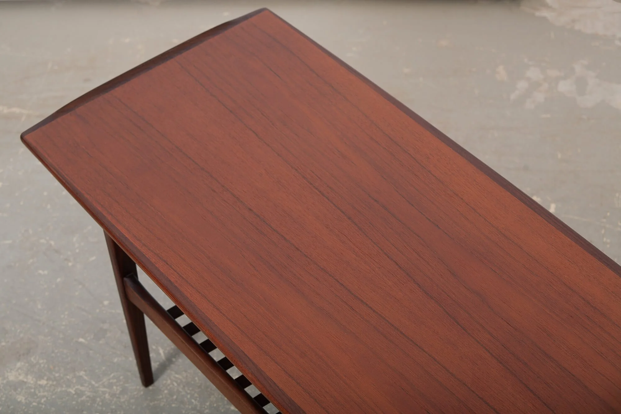 table_cafe_teck_punch_design_detail2.jpg