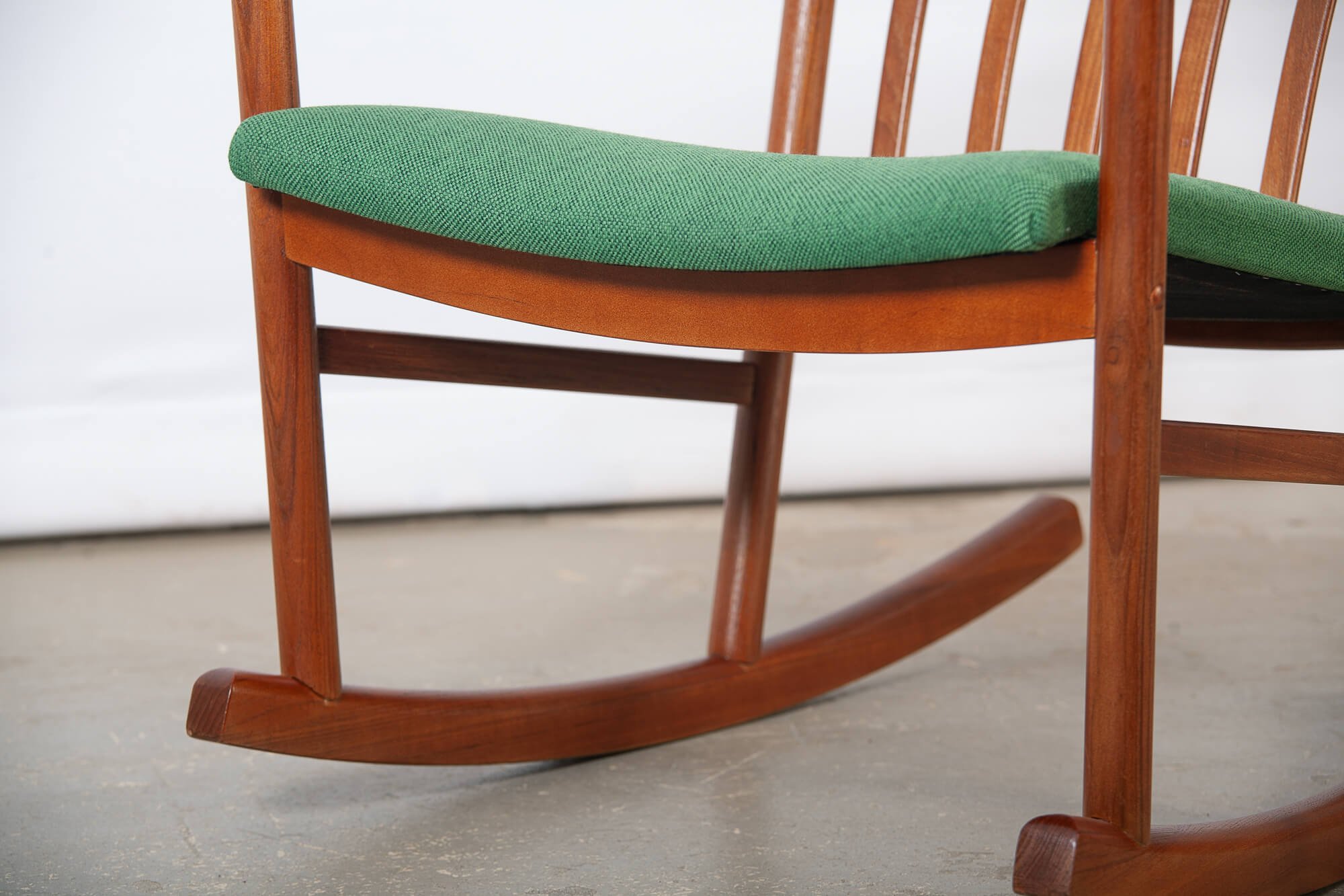 fauteuil_bercant_tarm_stole_teck_detail2.jpg