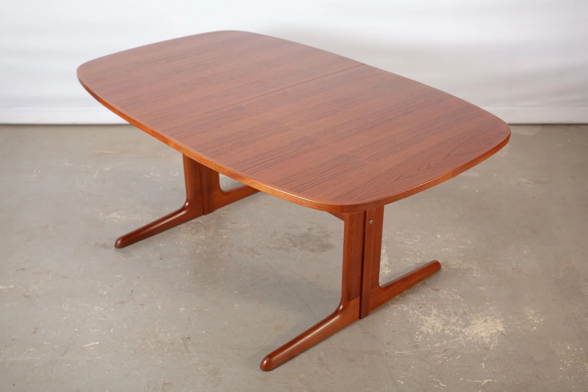 table_salle_manger_teck_dyrlund_pasext.jpg