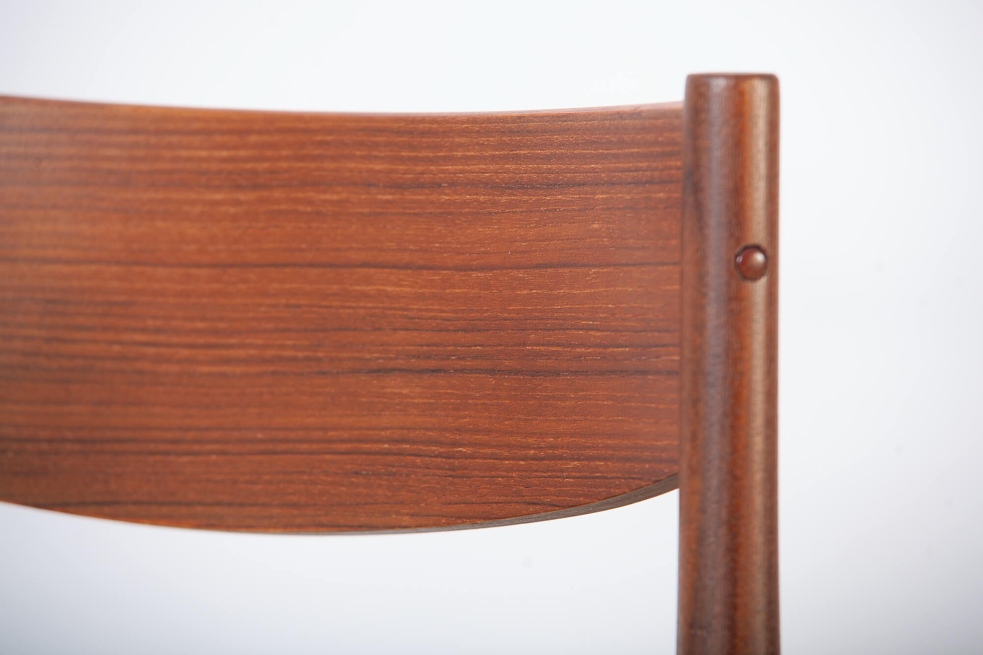 chaises_salle_manger_teck_frem_rojle_noir_detail3.jpg