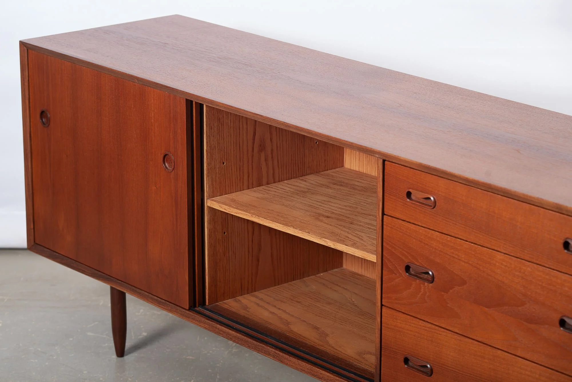 buffet_teck_punch_design_detail2.jpg