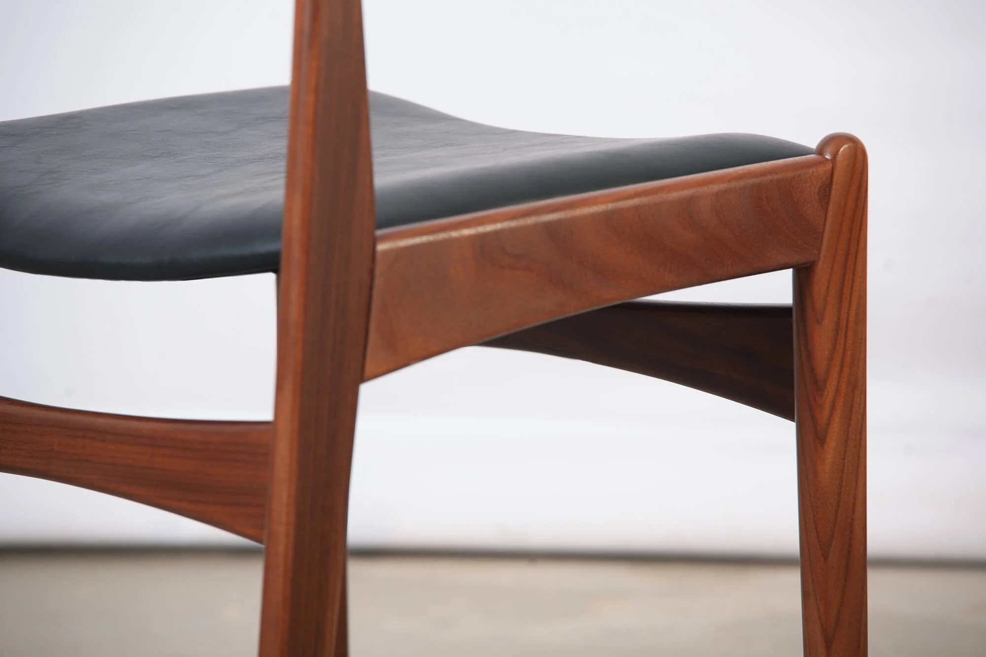 chaises_salle_manger_teck_frem_rojle_6_detail1.jpg