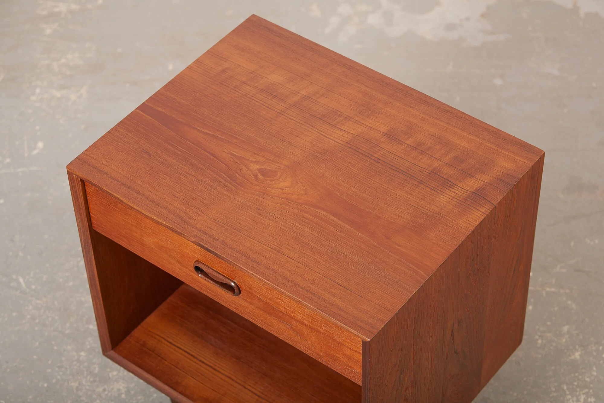 paire_tables_chevet_punch_design_teck_detail1.jpg