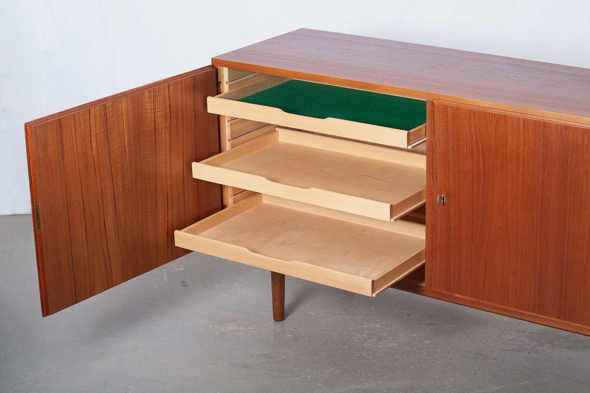 buffet_hundevad_teck_54pouces_detail2.jpg