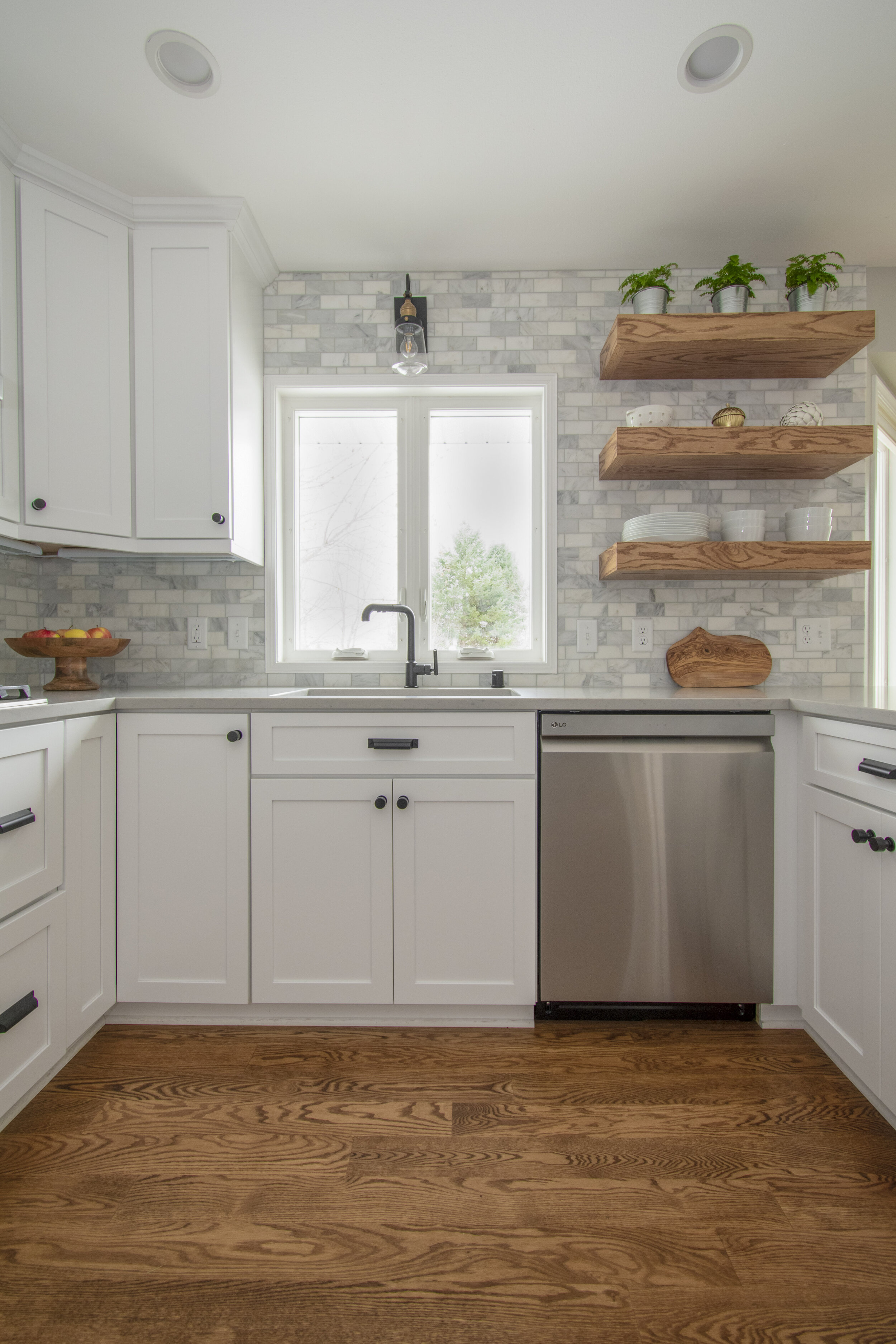 Marble tile kitchen backsplash