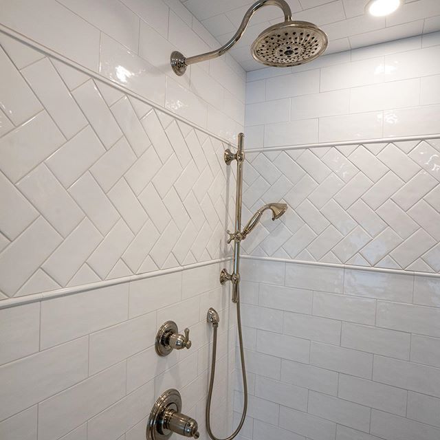 Artistic white subway wall tile with a modern herringbone accent.  Clean, fresh, sophisticated and beautiful.  Everything a master bath should be😍. .
Photo @nicocapitanini .
.
.
.
#masterbath #beautifultile #subwaytile #whitetile #herringbone #showe