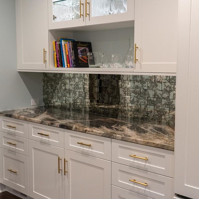 Cocktails anyone 🍷🍸🍾? Another beautiful bar design using one of our favorite antique mirror tiles 😍. .
.
.
.
.
#tiledesign #bardesign #interiordesign #mirrordesign #backsplashdesign #cabinetdesign #antiquemirror #subwaytile #boutiquetileshop 
Pho