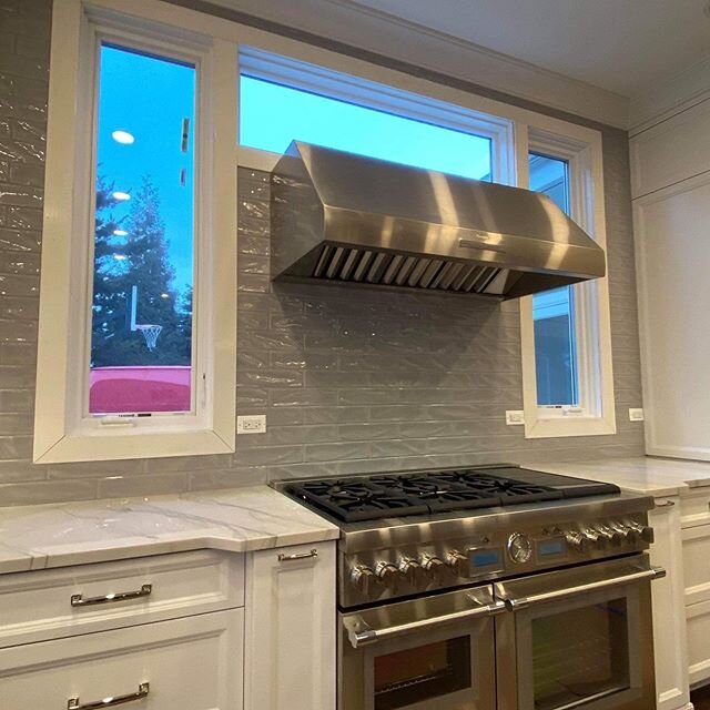 Our gorgeous subway that creates great texture!  Love how it warms up this large space😍. .
.
.
.
.
#backsplashtile #subwaytile #texturedtile #kitchentile #kitchendesign #interiordesign #tiledesign #boutiquetileshop.