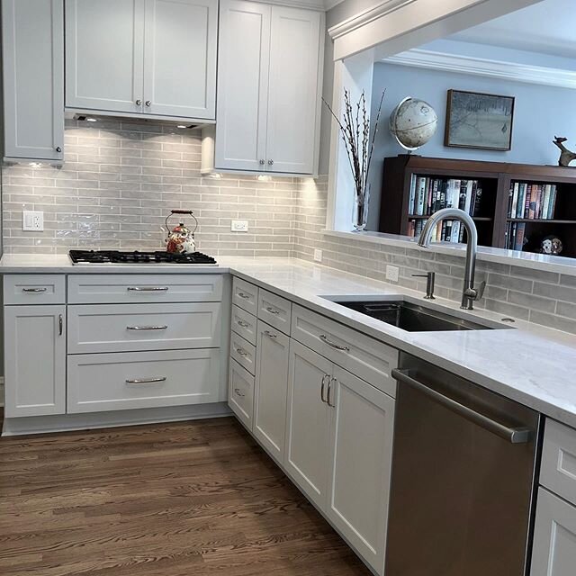 Another beautiful backsplash!  Our client just shared these photos they took of their recent kitchen renovation and couldn&rsquo;t be happier with their tile selection! 
#lovethespaceyourin .
.
.
.
.
#kitchendesign #tiledesign #ceramictile #beautilti