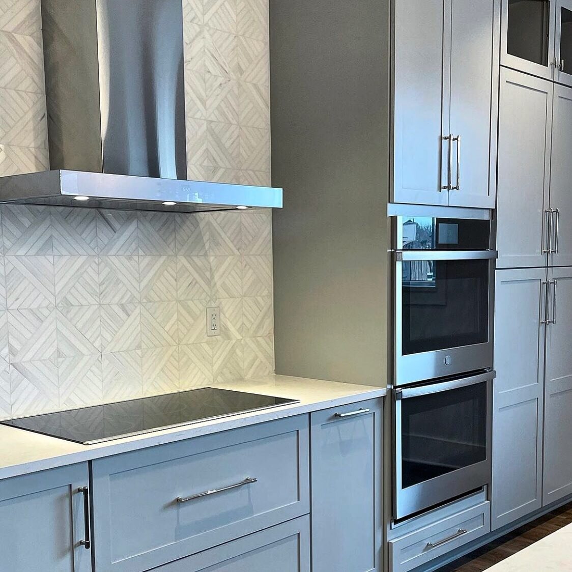 If you haven&rsquo;t been to @n.good.co yet you need to see this special space. We love every inch of this place and are thrilled with how all her tile selections turned out - this kitchen backsplash is 🔥🔥🔥! 

.
.
.

#tileobsessed #designobsessed
