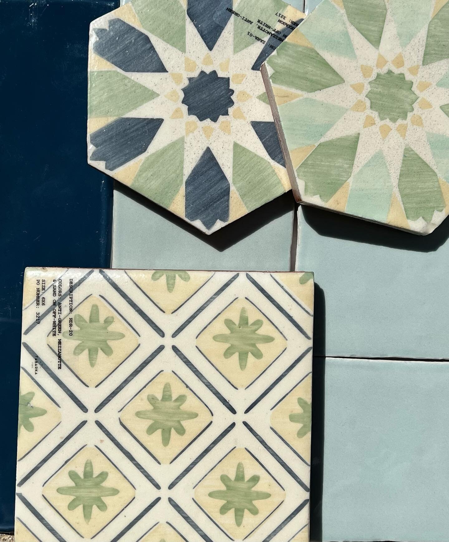 Hanging on to Summer like&hellip;. How beautiful are these custom terra-cotta options for a Lake house kitchen? 

.
.
.
.

#tileobsessed #designobsessed
#tileaddiction  #tileart #tile #stone #mosaictile #designideas #design #interiorinspiration #inte