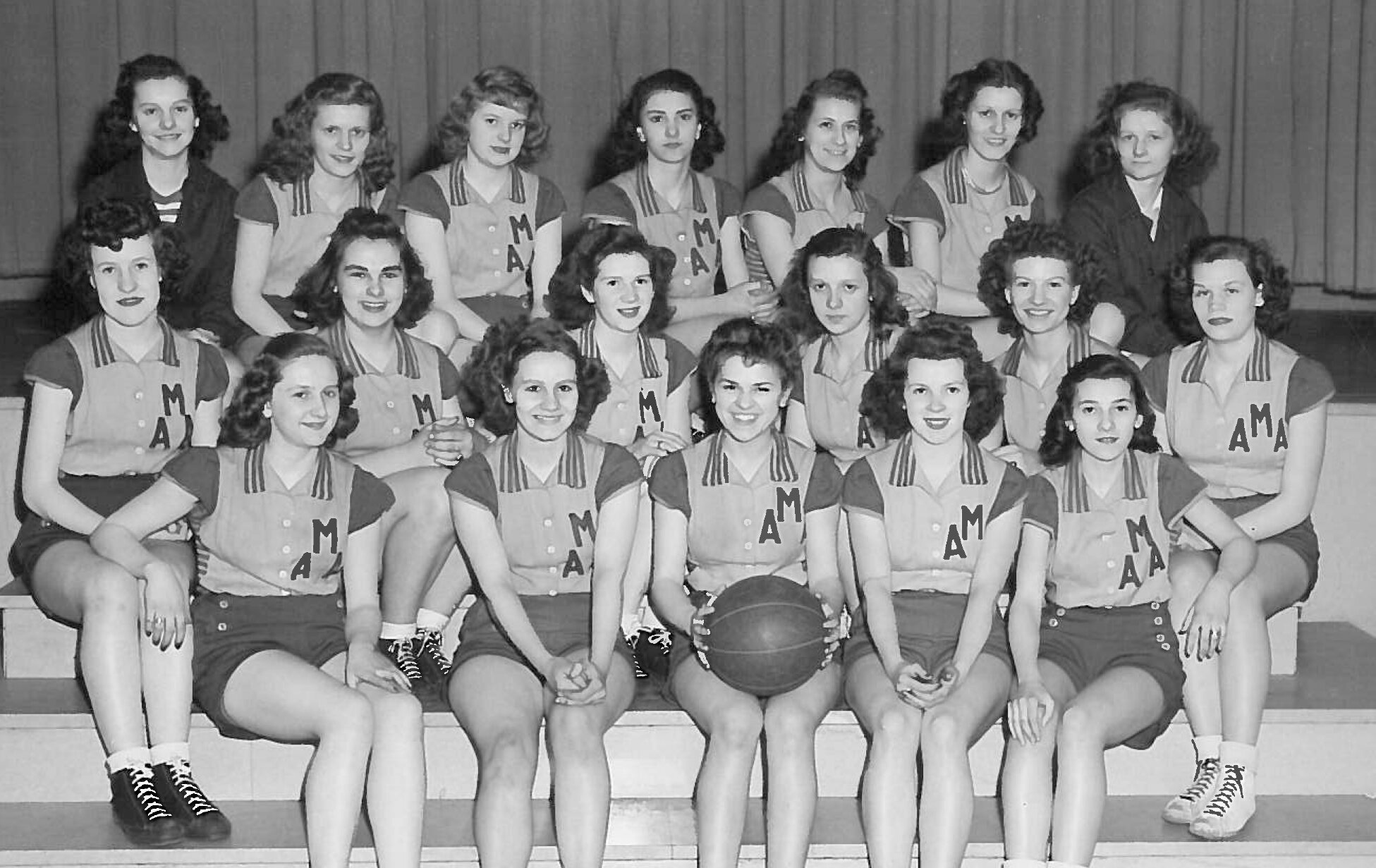 1946 Basketball Team 2.jpg